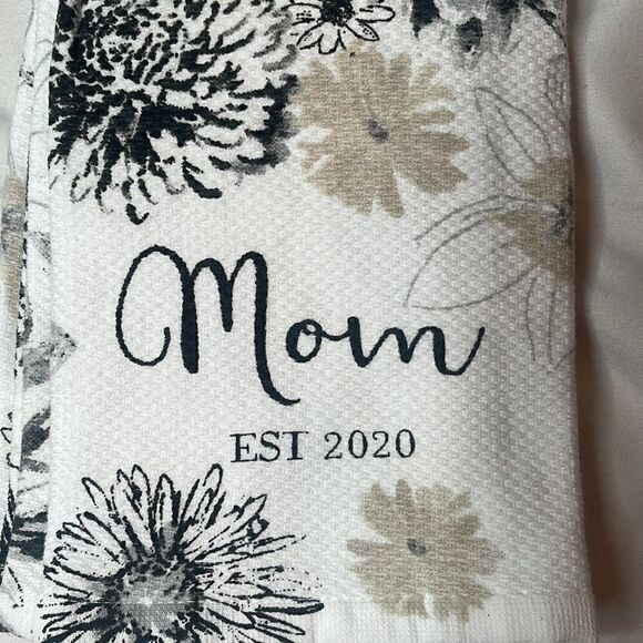 Cynthia Rowley Mom Established 2020 Kitchen Towels. Set of Two. - Picture 3 of 4